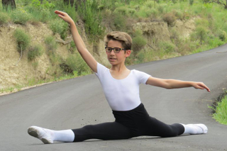 Illustration for article titled Baila desde los dos años y gracias a su familia este niño consiguió ingresar en una de las mejores escuelas de ballet del mundo
